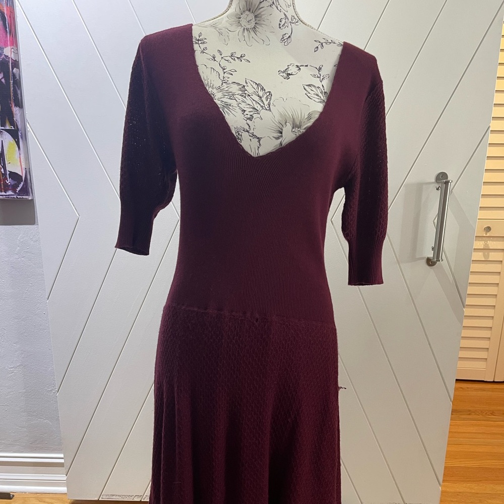 Vintage Penguin knit V-neck lined dress. Size L
Burgundy color